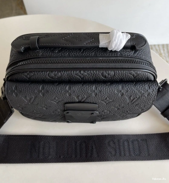 VUITTON LOUIS LOCK S MESSENGER 0413